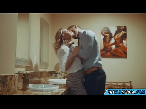 ❤️ Lè yon blond bèl sedui ou nan yon twalèt piblik ❤ Videyo anal nan ht.kanalmoscow.ru
